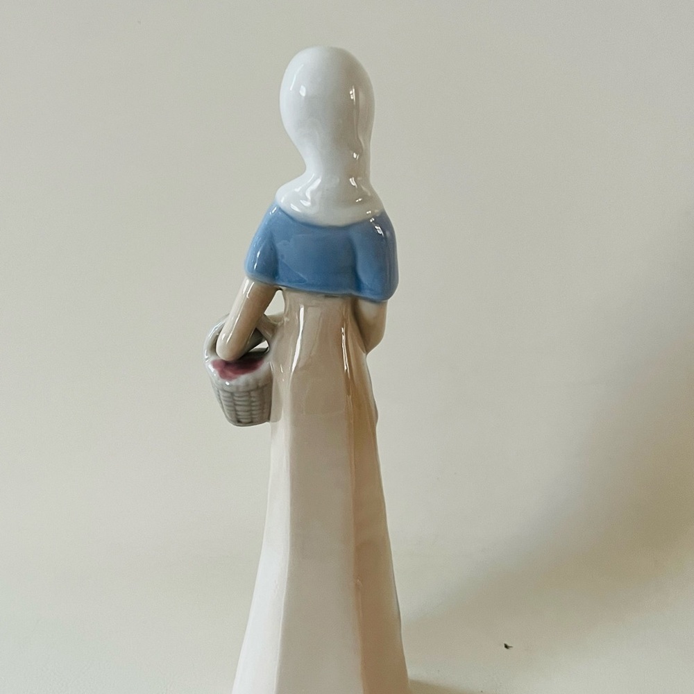Elegant Blue and White Porcelain Figurine - Picture 5 of 10